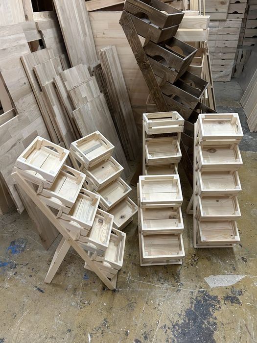 Мини стъпаловидни дървени стелажи с мини щайги