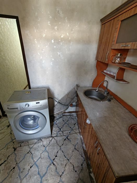 Сдается 1 комнатная квартира на 2 этаже на Вокзале вдоль дороги.
