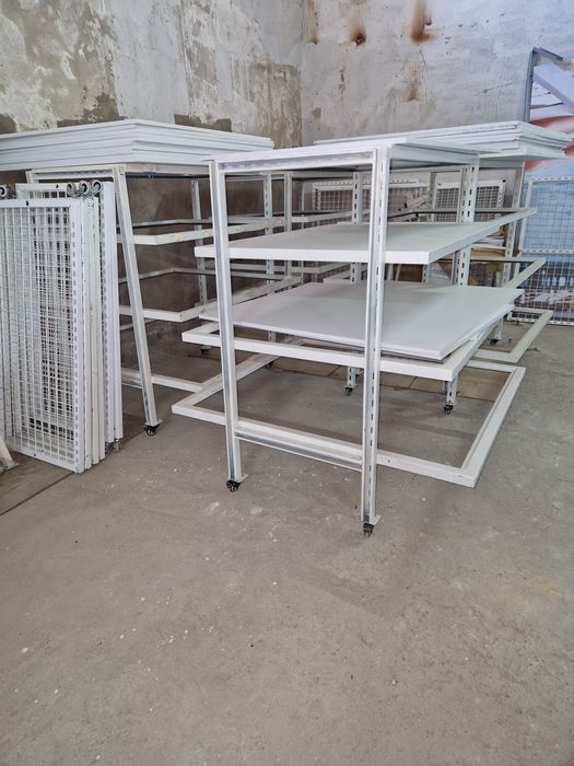 витрины, островки, стойки для одежды