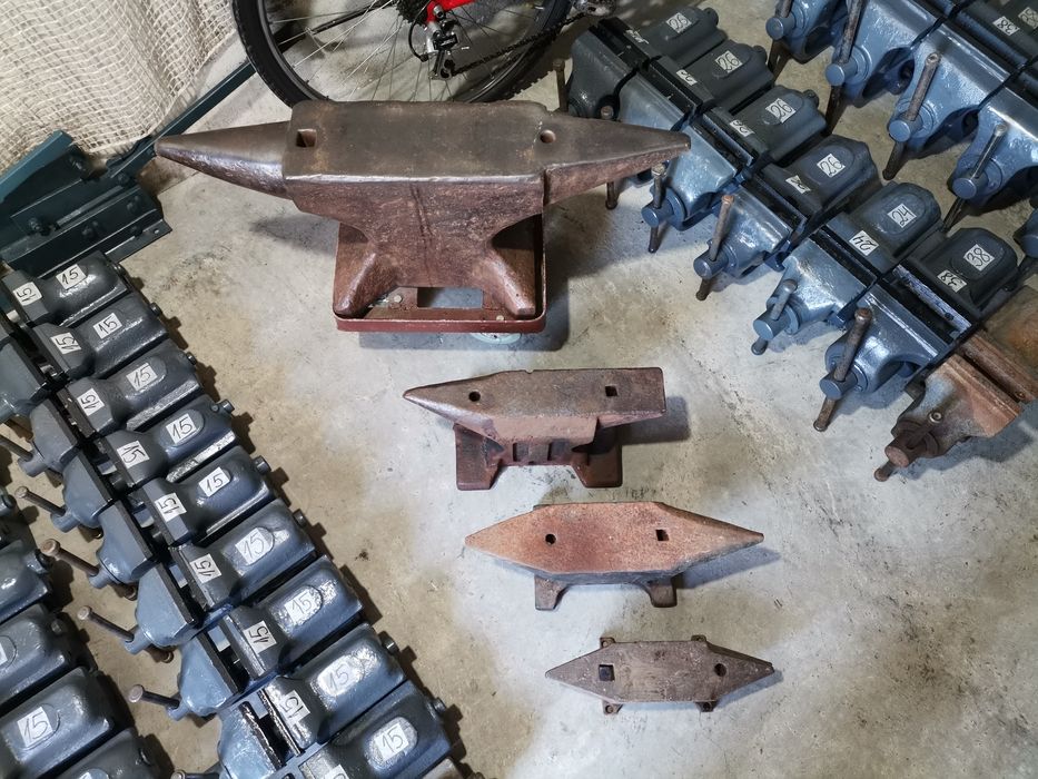 Малка средна голяма наковалня