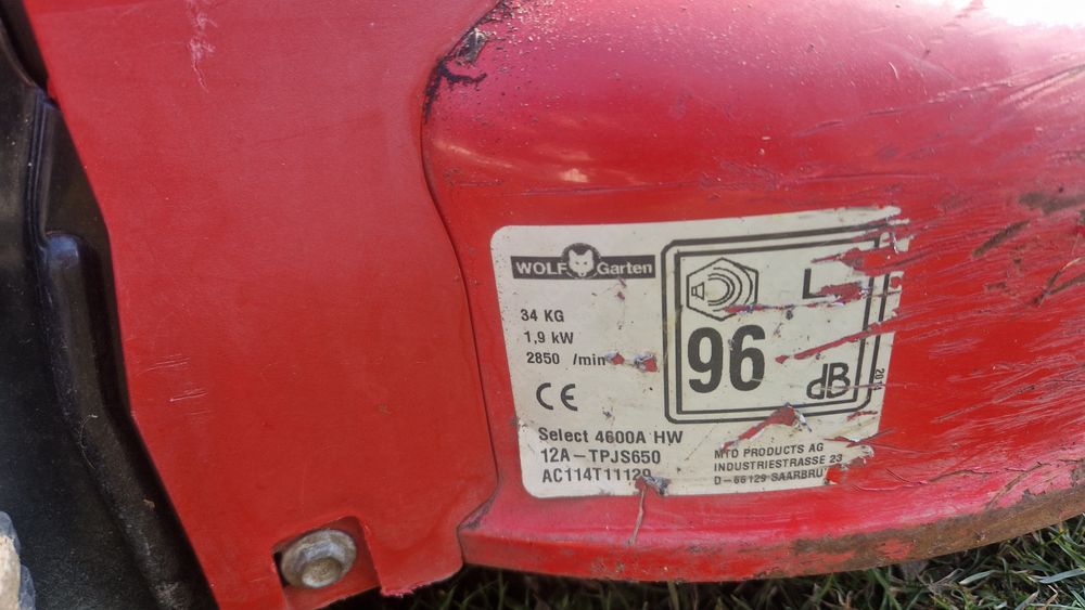 Vand masina de tuns iarba pe benzina cu tractiune