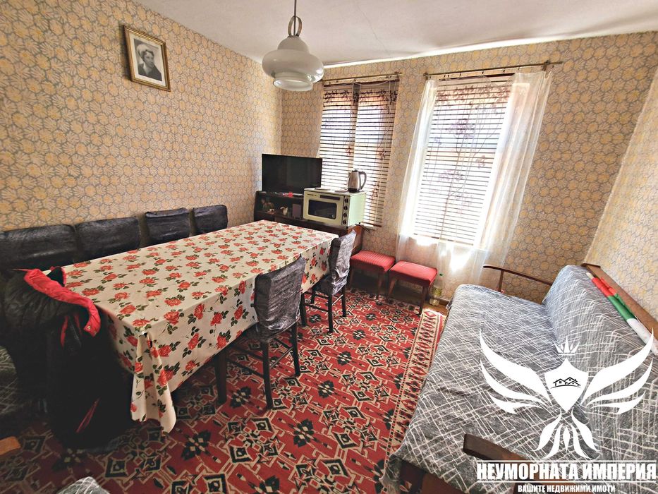 Триетажна къща с постройки 145РЗП с 194кв. в двор село Орехово