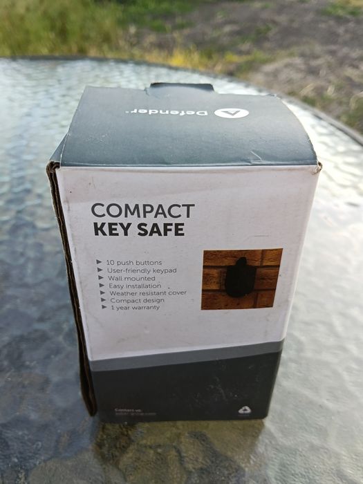 Compact key safe defender