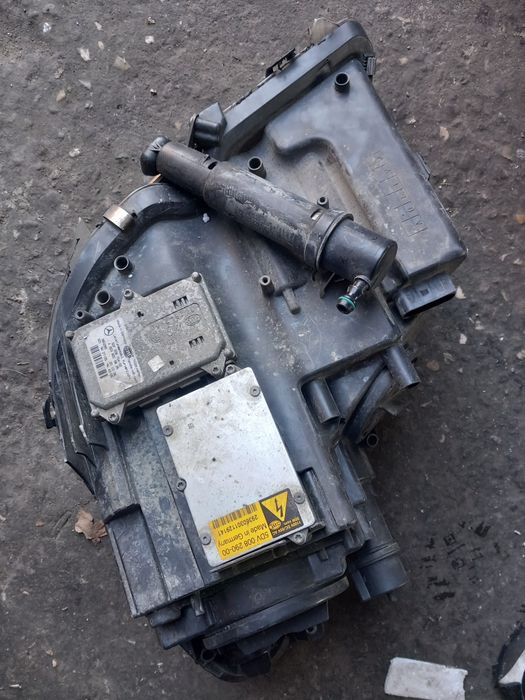 Far dreapta pe fond negru cu Xenon Mercedes CLS W219