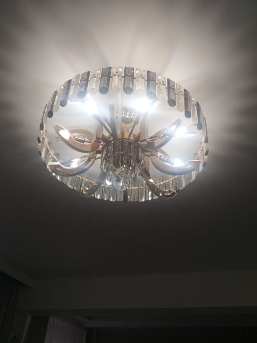 Продам  люстру    8 - ми   рожковую