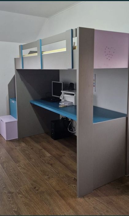 Pat supraetajat cu sertare și birou