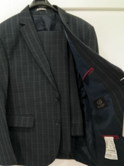 Продам. Костюм с рубашкой и брюками