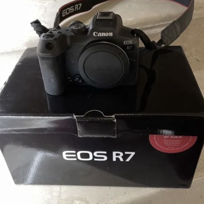 Фотоапарат Canon EOS R7