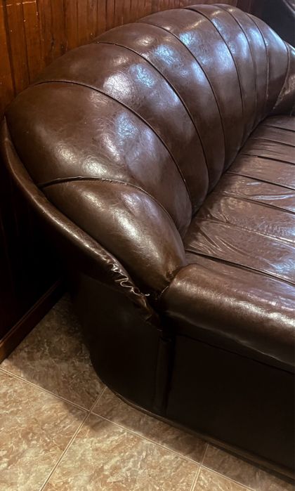 Запазен и много удобен диван с подменена тапицерия от изгуствена кожа.