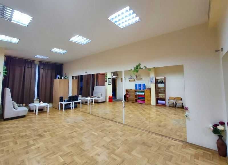 До метростанция: Зала за групови тренировки, танци и хоби дейности