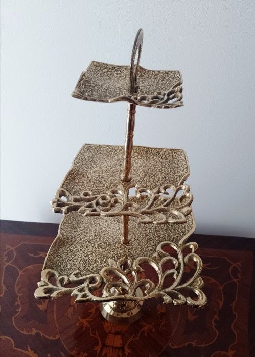 Superb centru de masa din bronz masiv,piesa cu o lucrătură de o foarte