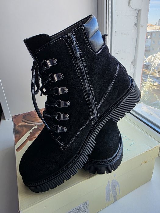 Ботинки 38 размер 3000 тенге.