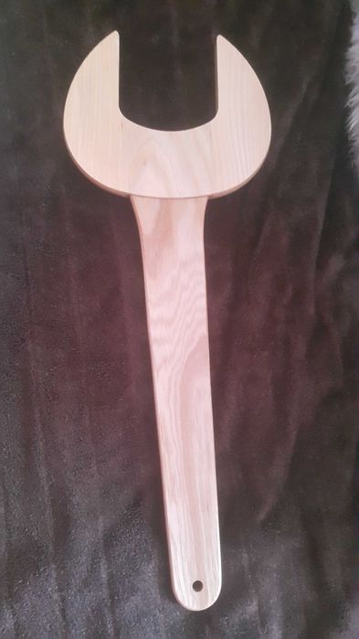 Декоративен дървен гаечен ключ