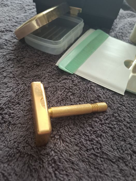 Продавам винтидж комплект за бръснене