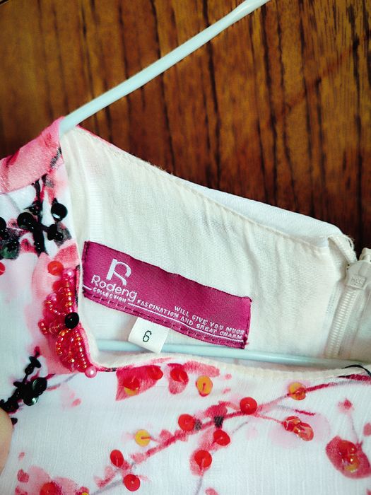 Платье нарядное на 6-7 лет