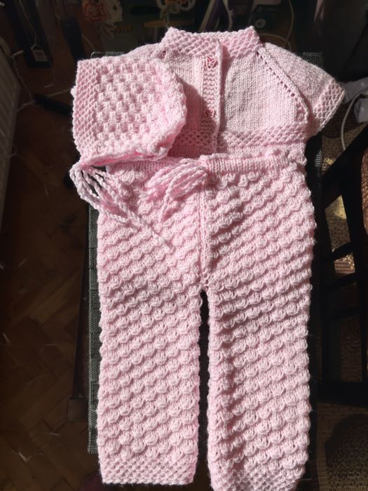 Ръчно плетен бебешки комплект – жилетка и панталони и шапка