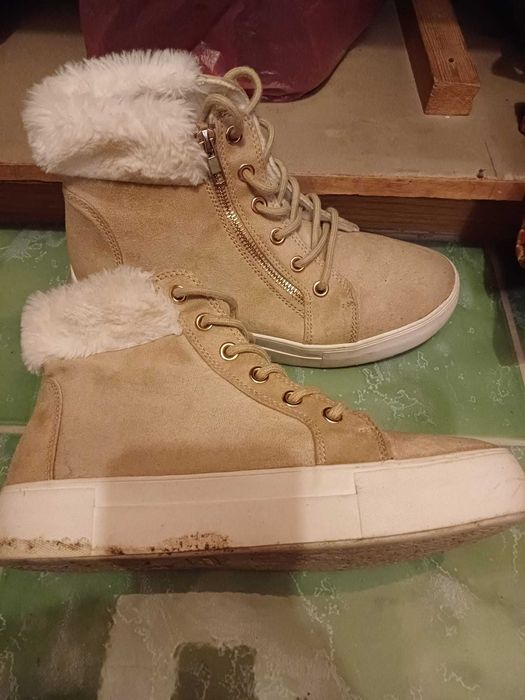 Продавам детски кожени боти