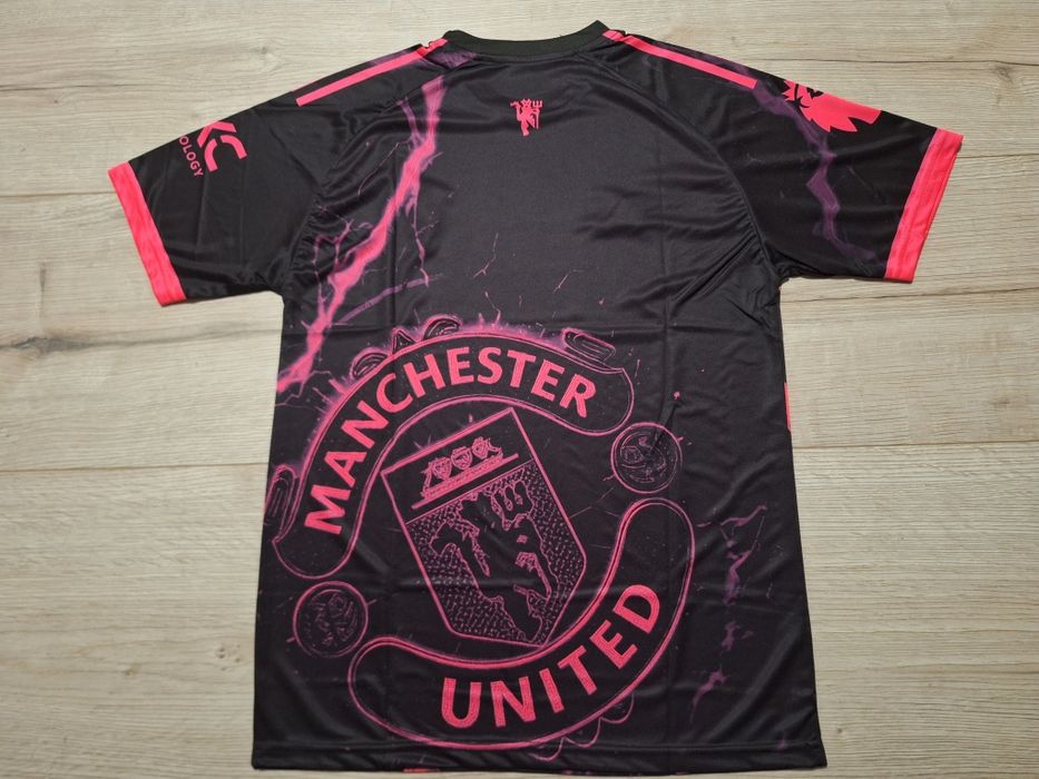 Флуоресцентна футболна фланелка на Манчестър Юнайтед!