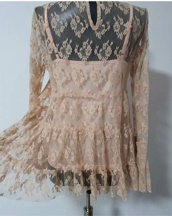 Bluza din dantelă somon, cu maneci spectaculoase și bordura dantela