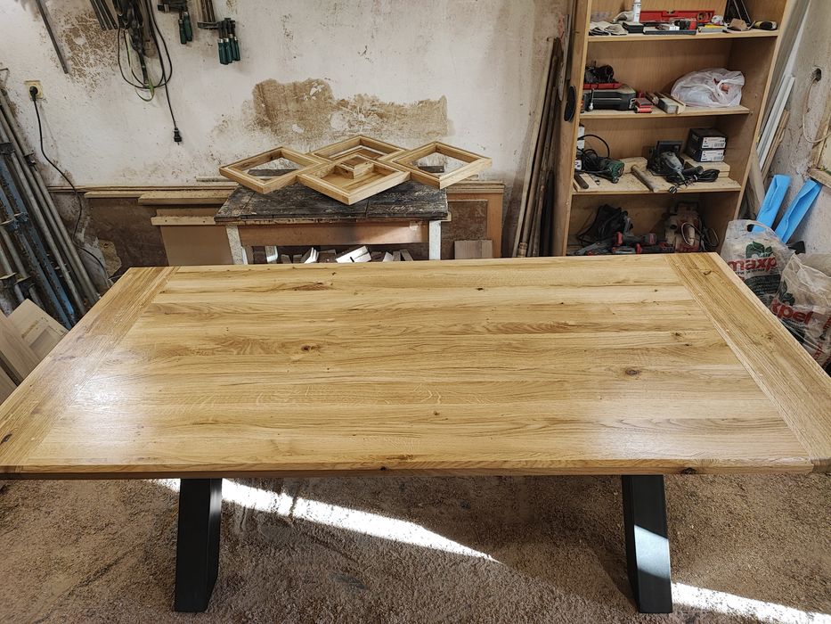 Трапезни и холни маси от масив дъб орех