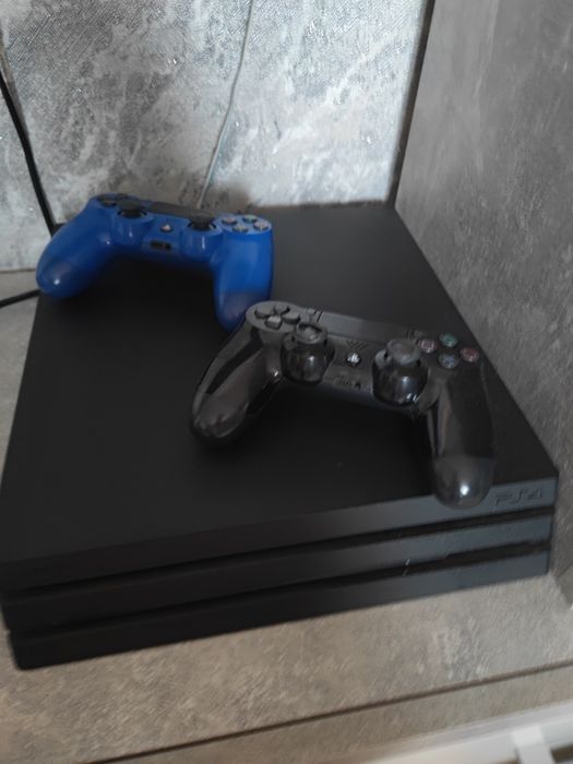 Продам PS 4 pro в отличном состоянии