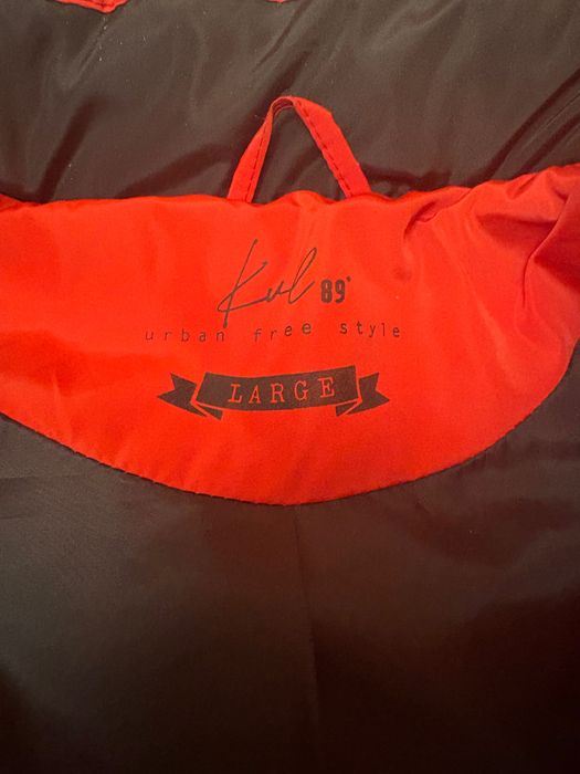 Яке kenvelo червено