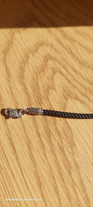 Сребърна гривна, с копринени конци