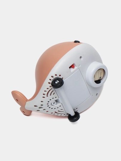 Милый  китенок с шариком в воздухе