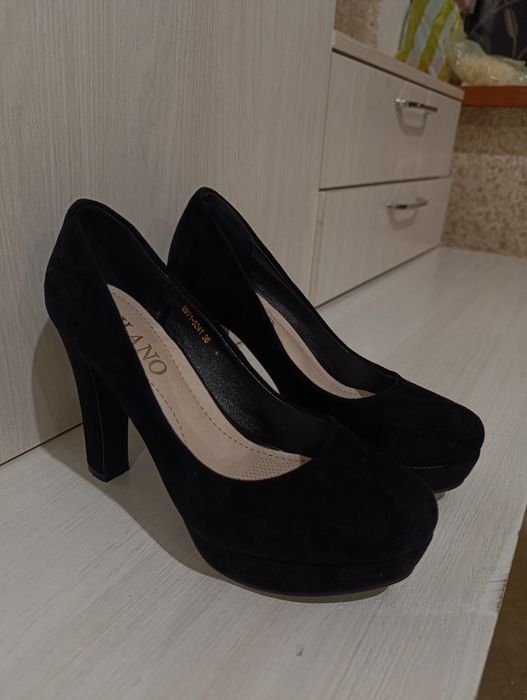 Продам замшевые туфли