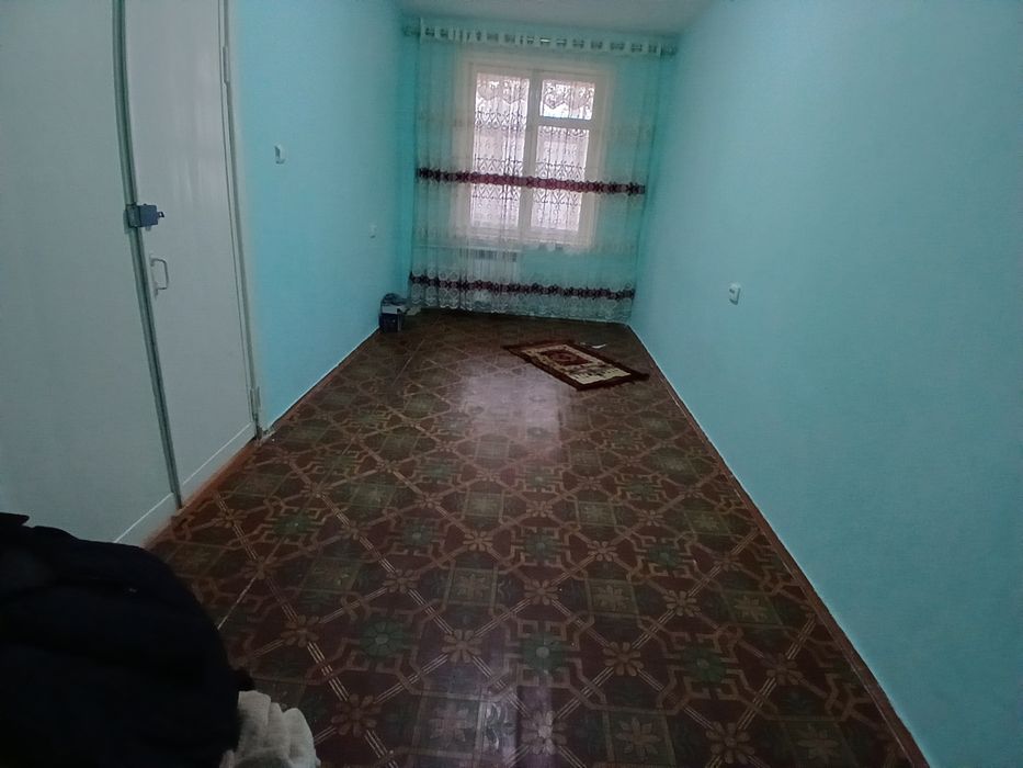 Навоий шахар А. Темур 40 дан 1этаж 3 хонали квартира сотилади.