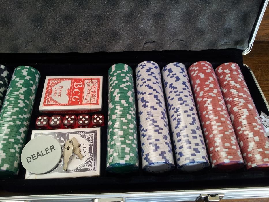 Set poker 500 cu jetoane neimprimate. 11.5 g. Cutie de aluminiu. Nou!