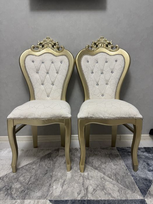 Продаётся два стула за каждую по 100 000 тысяч сум, цена окончательно