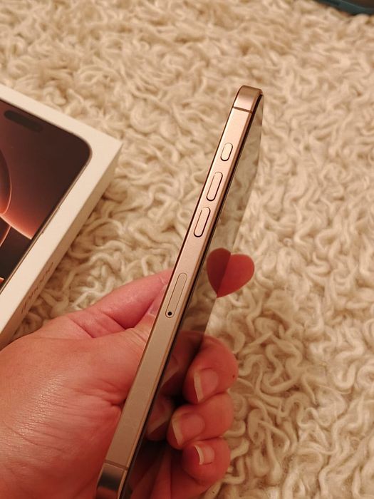 iPhone 16 Pro Max, нов + 8 калъфы