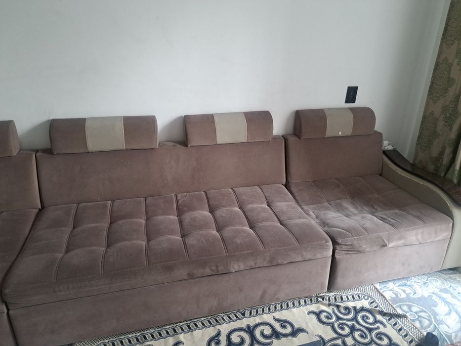 Хороший диван...