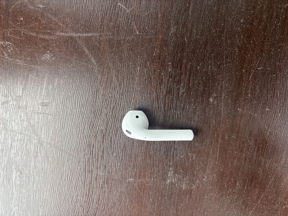 Продам правое ухо air pods 1