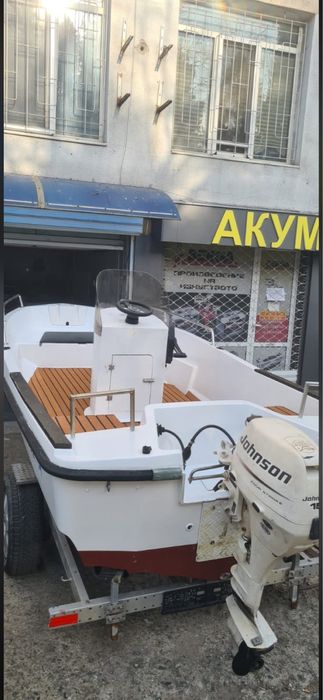 Лодка 4.5 м с двигател Johnson 15 hp + Колесар
