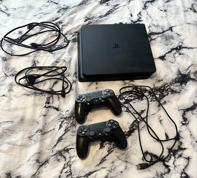 PS4 Slim 500 GB + 2 controllere + jocuri