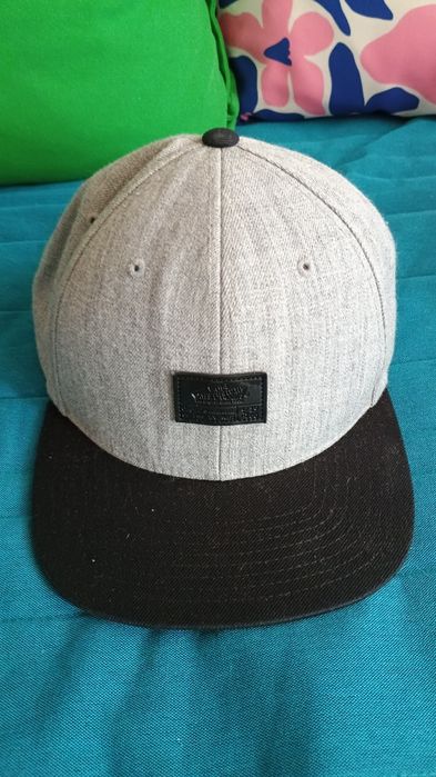 Продавам скейт шапка Vans
