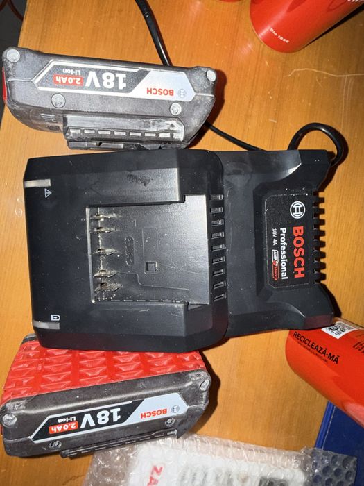 Vand Incarcator Bosch + 2 acumultori 2aH noi