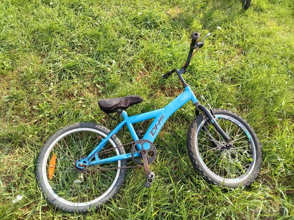 Vand piese de trotinete electrice și biciclete.