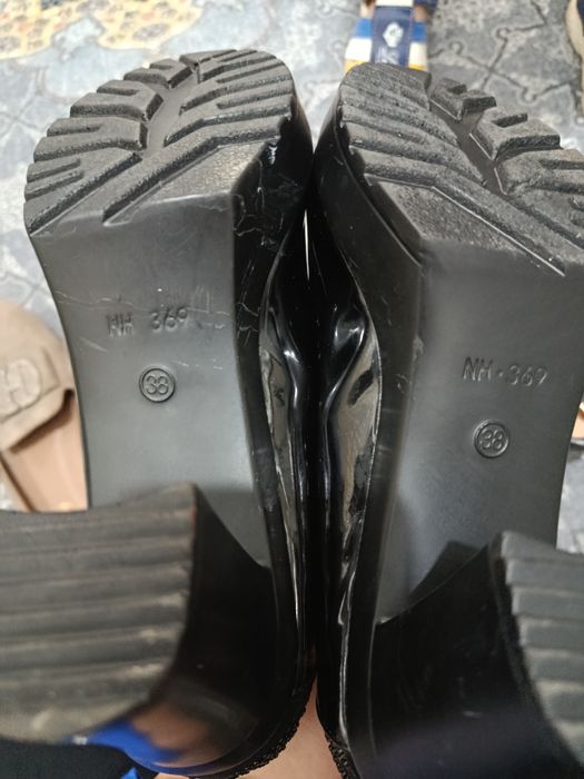 ayollar oyoq kiyimi sotiladi