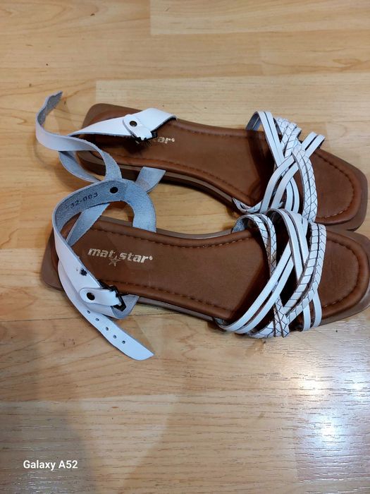 Продавам нови дамски сандали ,обувки и ботуши големи номера