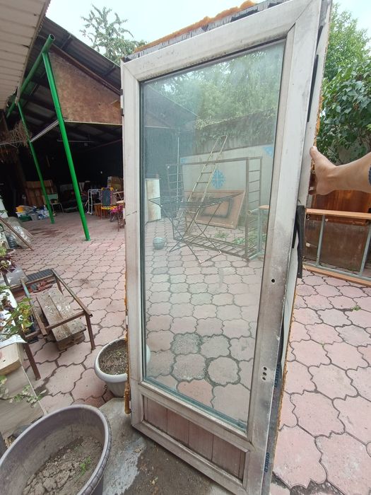 Пластиковая дверь