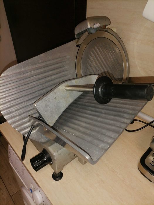 Продавам професионална слайс машина, включваща заточващо устройство