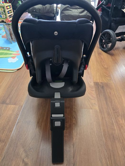 Scoica auto bebe + baza Isofix Karwala – stare foarte buna