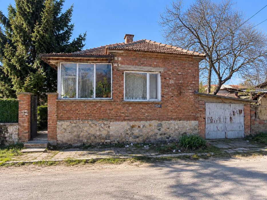 Цената е за целия имот с двор 640 кв.м, жилищна сграда 42 кв.м, лятна кухня 12 кв.м, гараж 21 кв.м, мазе и допълнителни постройки.