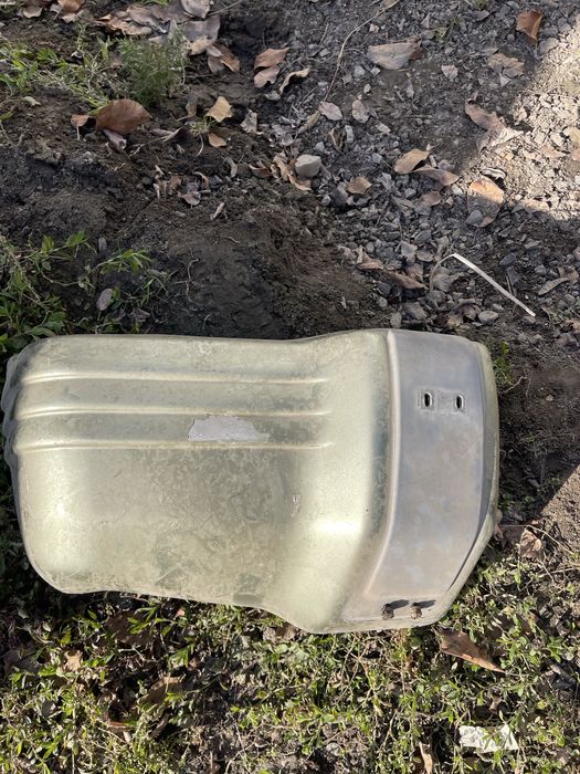 Часть бампера  паджеро в нормальном состояний