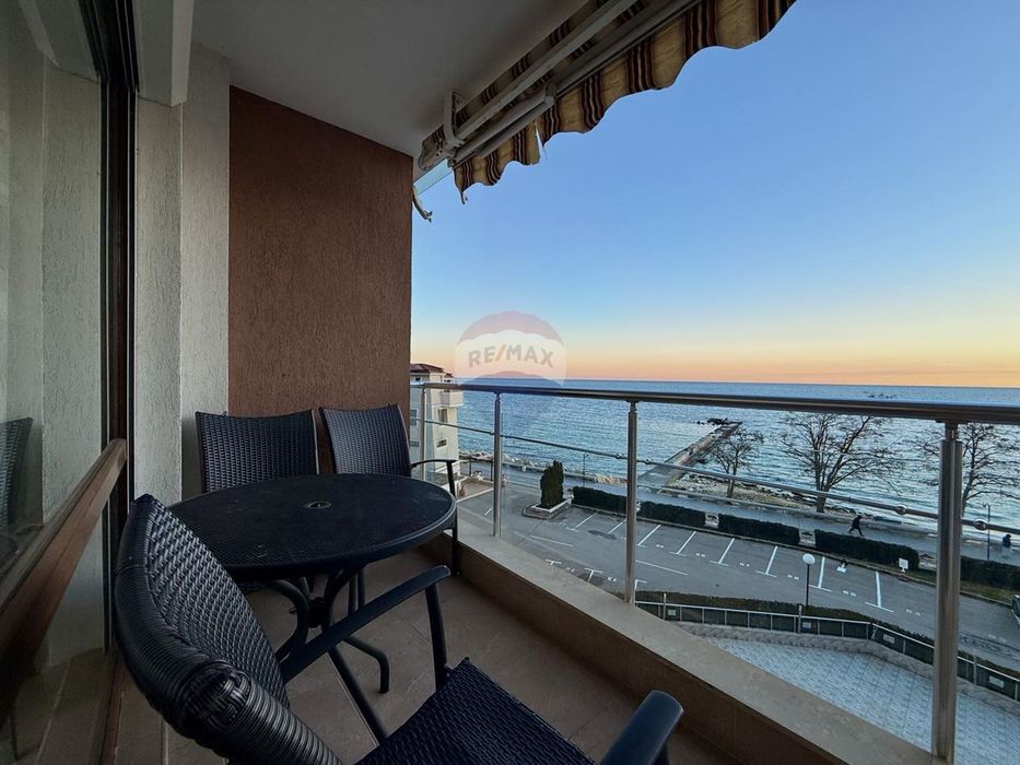 Южен апартамент с нескриваема панорама на първа линия море за продажб