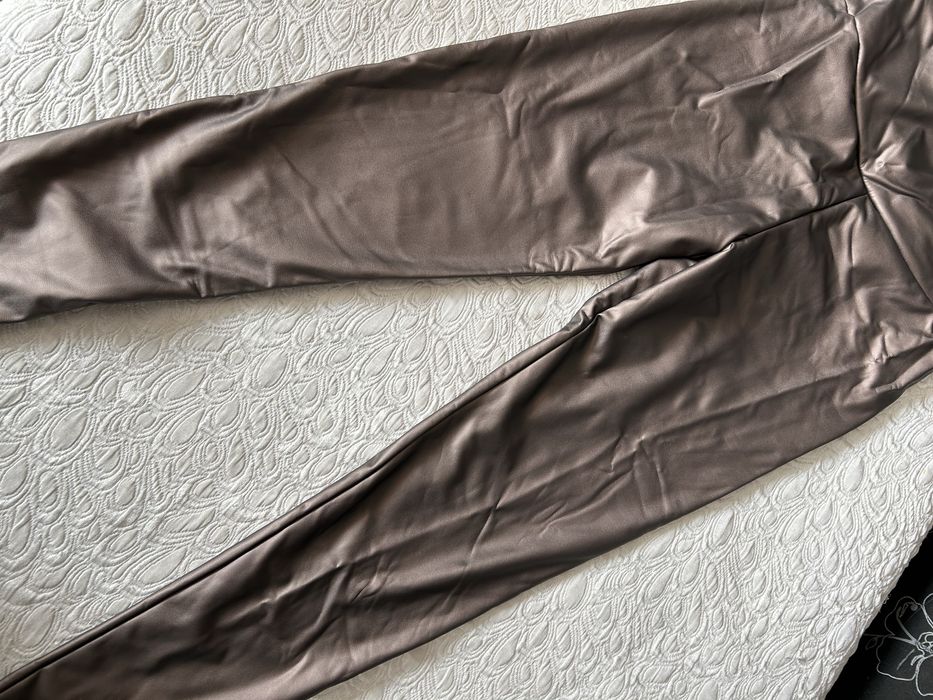 Клин от еко кожа с лека подплата.