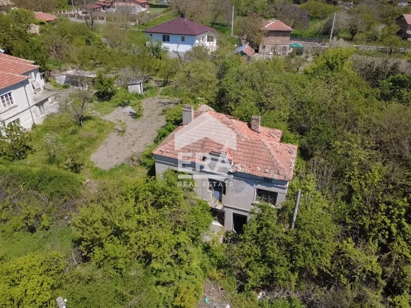 Стара тухлена къща с голям двор и стопански постройки за продажба в се